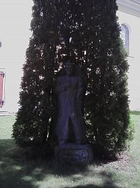 20. Pomník pátera Antonína Lega před kostelem.