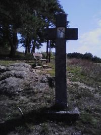 24. Turisticky zajímavou svou unikátní sestavou 17 křížů se stala křížová cesta z obce Jesenice na vrch Kalvárie.