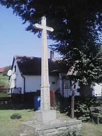 26. Kamenný kříž se zvoničkou v Bolechovicích.