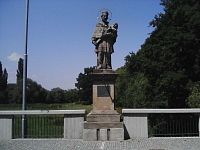 40. Most Karla Burky, socha sv. Jana Nepomuckého od Ignáce (Michala) Platzera mladšího.
