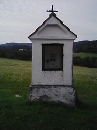5. Výklenková kaplička v polích u Kvasejovic.
