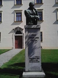 0. Socha významného českého básníka a prozaika stojí u pacovského zámku, ve kterém se Antonín Sova 26. února 1864 narodil v rodině pacovského učitele.