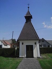 20. Kaple v Bratřicích je čtvercového půdorysu a byla postavena v 1. pol. 19. stol.