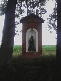 27. Kaplička na cestě k Pacovu se sochou svatého Jana Nepomuckého.