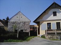 6. Pachtův špejchar je nejvýznamnější památkou v obci. Ve štítu je dvojí datace 1862 a 1596.