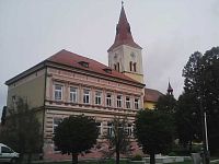 17. Kostel Nejsvětější Trojice spolu s přilehlou školou dominuje náměstí prof. Bechyně v Hořepníku. Je ze 13. století. Do dnešní podoby byl přestavěn v roce 1672.