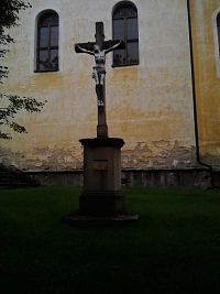 18. Kříž před kostelem.
