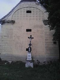 24. Zemědělský dvůr u Hořepníka s datací 1847, před ním křížek.