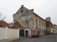 43. Pacovská novorománská synagoga byla postavena v letech 1864 až 1865 na starších klasicistních základech.