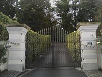 20. Zamčená brána zamezuje vstup na hrad.