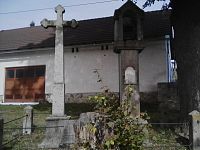 39. Kamenná zvonička s křížkem v Horní Křemenici.