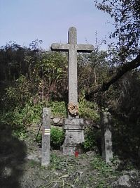 40. Kamenný tesaný kříž i s turistickou značkou.