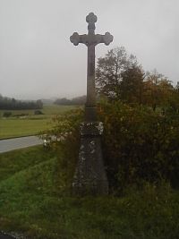 18. Kamenný tesaný Benešův kříž na rozcestí u Chlístova z roku 1881.