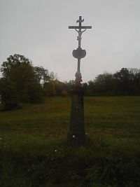 24. Litinový kříž s nápisem „Pochválen buď Pán Ježíš Kristus JZZ 1876“.