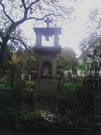 25. Kamenná zvonice v Bezděkově z roku 1935, zasvěcená Panně Marii.