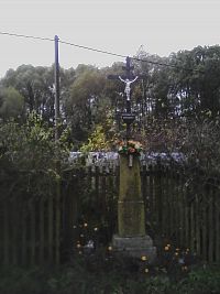 35. Kříž ve Starcově Lhotě je zdobený motivem kalicha a nese dataci 1859.