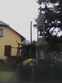 36. Kamenná tesaná zvonička ve Starcově Lhotě z r. 1906, se nápadně podobá dalším v okolí.