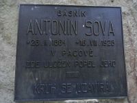 5. Pamětní deska na pomníku básníkovi z roku 1934.