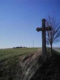 16. Kříž u silnice za Ostrým.