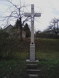 24. Opět kříž s kalichem, tenhle stojí na okraji Smilkova.