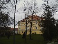 3. Prčický zámek, původně renesanční, který vznikl přestavbou tvrze.