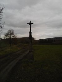 6. Křížek na odbočce polní cesty.