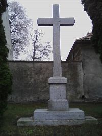 32. Kříž před kostelem z roku 1912.