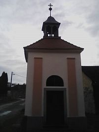33. Kaplička se zvoničkou v nedaleké Kamenici.