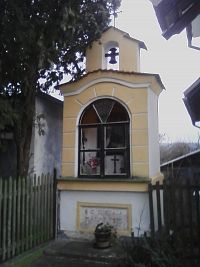 2. Drobná výklenková kaple v Lidkovicích se zvoničkou a dvouramenným křížem ve vrcholu z roku 1810.
