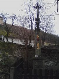 23. Kamenný křížek v Myslkově z roku 1890.