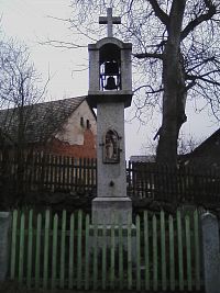 34. Kamenná zvonička ve Veletíně z roku 1905. Zvonek nese datum 1700.