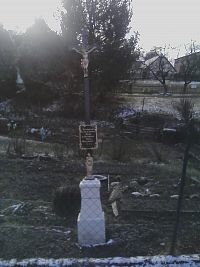 9. Křížek za plotem v Lidmani.
