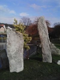 21. Novodobý menhir v penzionu Hulín.