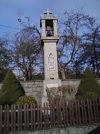 23. Kamenná zvonička v Hulíně z r. 1901.