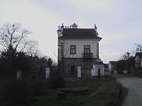 27. Jednopatrový pozdně barokní zámek v Bolechovicích postavený r. 1775 Janem Karvínským z Karvíně na místě bývalé tvrze ze 14. století.