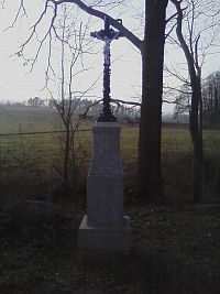 29. Křížek u Chotětic z r. 1882.