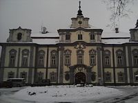 11. Barokní zámek Nové Mitrovice nechal vystavět jako náhradu za zbořenou tvrz Jan Josef Vratislav z Mitrovic v r. 1736.