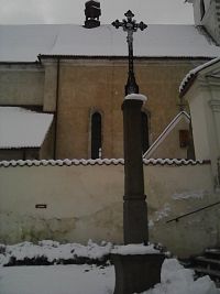 7. Kříž před kostelem.