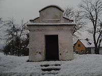 8. Raně barokní obdélníková kaplička v Prčici stojí na místě morového hřbitova z r. 1680.