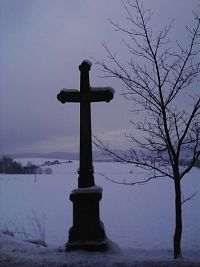 9. Kamenný kříž u prčického hřbitova s datací 1865.