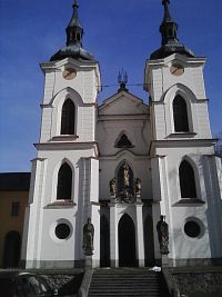 0. Klášterní kostel Narození Panny Marie v Želivě z pol. 12 stol. v románském slohu. V polovině 13. století vyhořel a byl obnoven jako gotická trojlodní bazilika s třemi chóry a dvouvěžovým průčelím.