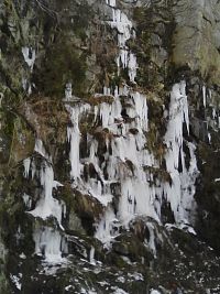 25. Na místě starého lomu je k vidění krásný ledopád. Na skále nad ním pramení potůček, který stéká po skalách a za mrazivých zimních dní vytváří bohatý ledopád.