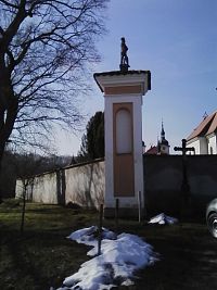 31. Výklenková kaplička u hřbitova.