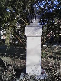 8. Pomník Tomáše Garrigua Masaryka na náměstí.