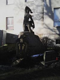 9. Pomník obětem obou světových válek u zámku.