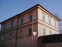 0. Zámek Hořepník.Byl postaven okolo roku 1760. Ve sklepních místnostech, hlavně okolo vnitřní studny, je znát, že originální základy jsou ale mnohem starší. Výšlap kolem Hořepníku přes čtyři zámky