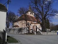 35. Kostel Nejsvětější Trojice v Jesenici, založený v roce 1350.