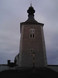 3. Pozdně gotická hranolová zvonice kostela v Obratani z přelomu 15. a 16. stol.