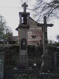12. Kamenná zvonička ve Vratkově z roku 1907, křížek je z roku 1894.