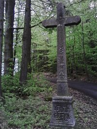 16. Křížek na rozcestí z r. 1878 je zdobený kalichem.